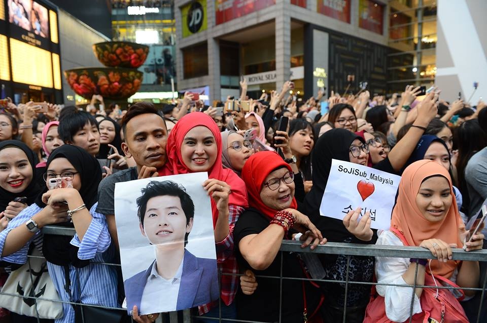 Biển người ở Malaysia xếp hàng đón Song Joong Ki ảnh 5 Bien nguoi o Malaysia xep hang don Song Joong Ki anh 5