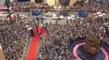 Bien nguoi o Malaysia xep hang don doan xe cua Song Joong Ki hinh anh