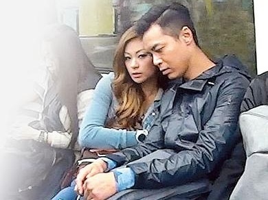 Clip MC Hong Kong cui dau xin loi sau be boi hinh anh