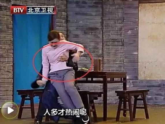 Sao nu Trung Quoc bi sam so truoc ong kinh: Canh song chung voi lu hinh anh