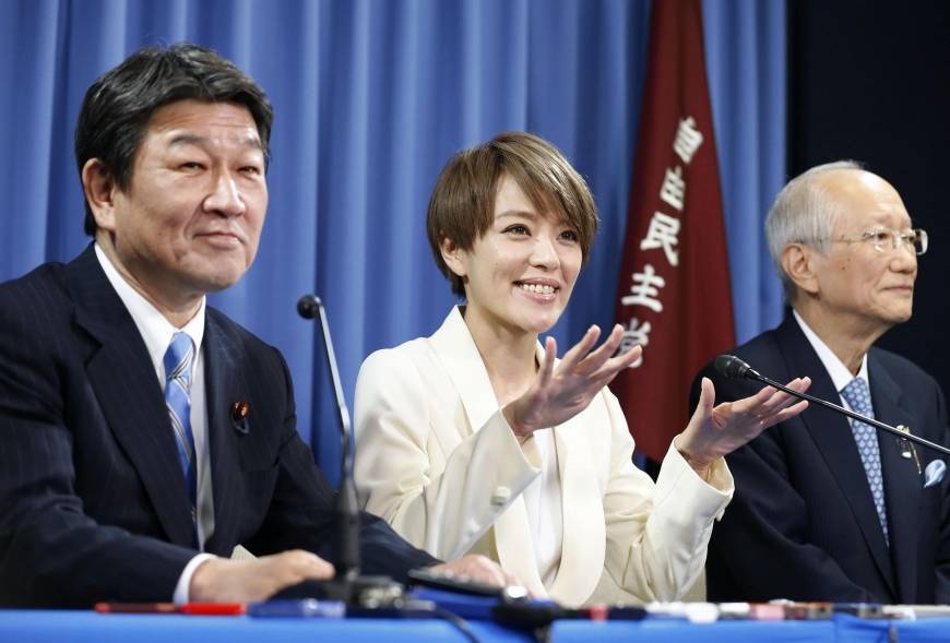 anh an ai trong xe cua ca si Nhatvoi chinh tri gia anh 2