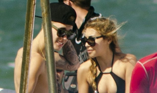 Nhan vien y te bi sa thai vi to Justin Bieber mac benh tinh duc hinh anh