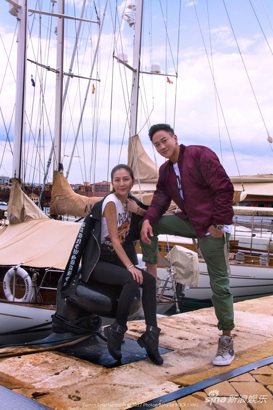 Vợ chồng Hà Nhuận Đông du lịch Barcelona ảnh 3 Vo chong Ha Nhuan Dong du lich Barcelona anh 3