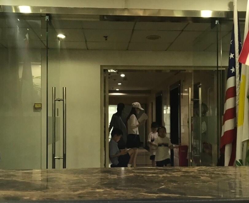 Vo Vuong Bao Cuong dua con sang nuoc ngoai anh 1