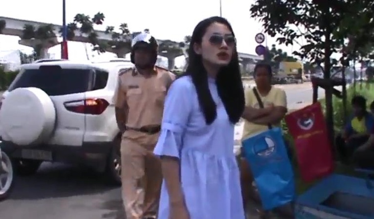 Clip Ngoc Lan cho nguoi nha mang giay to den hinh anh