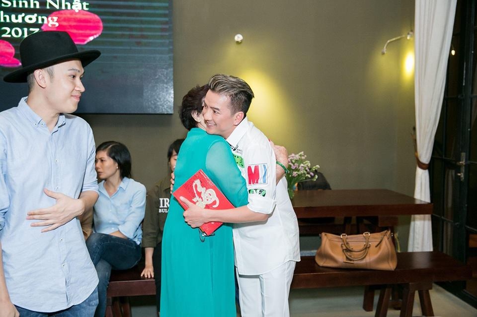 Dam Vinh Hung mung sinh nhat me Hoai Linh anh 7