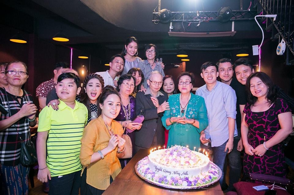 Dam Vinh Hung mung sinh nhat me Hoai Linh anh 11