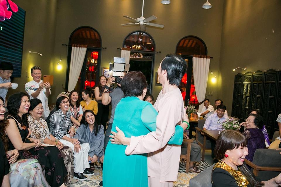 Dam Vinh Hung mung sinh nhat me Hoai Linh anh 6