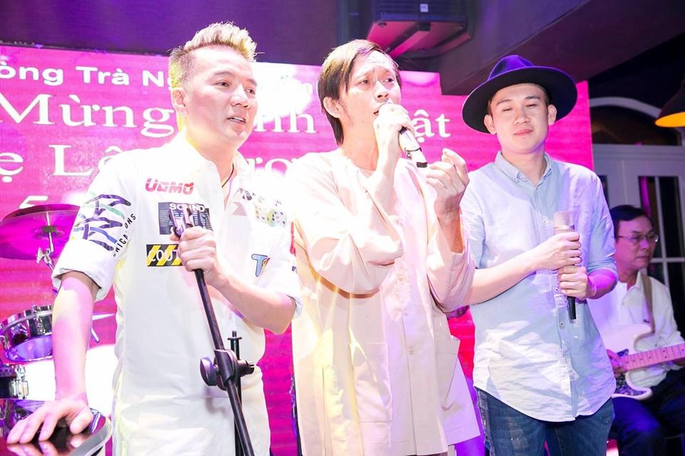 Dam Vinh Hung mung sinh nhat me Hoai Linh anh 9