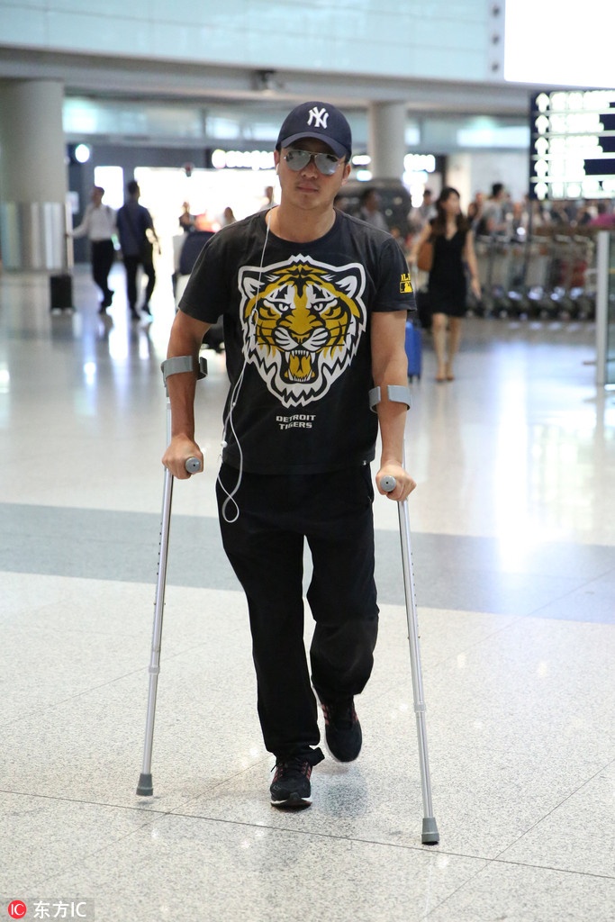 Ngô Kinh chống nạng ảnh 1 Ngo Kinh chong nang anh 1