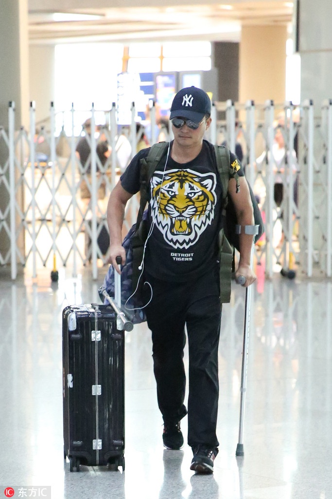 Ngô Kinh chống nạng ảnh 2 Ngo Kinh chong nang anh 2