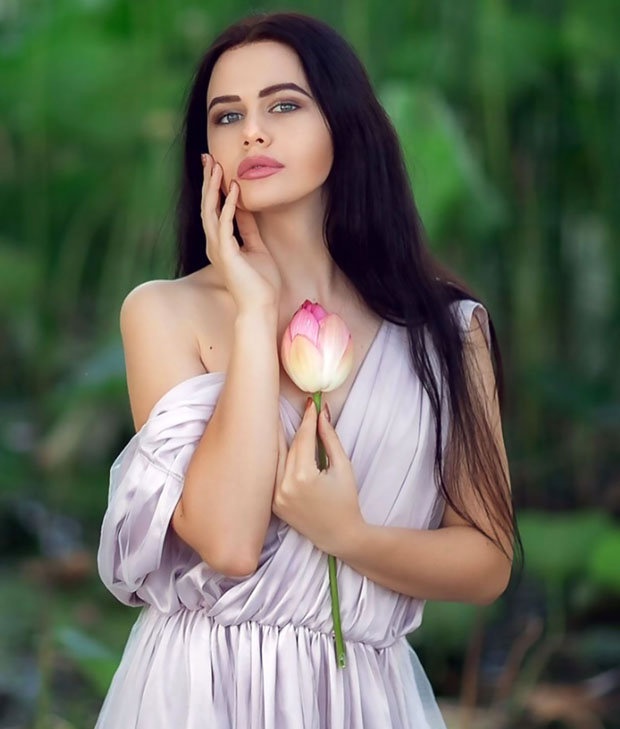 Mẫu Nga bị phạt vì ảnh gợi cảm bên hoa sen ảnh 1 Mau Nga bi phat vi anh goi cam ben hoa sen anh 1