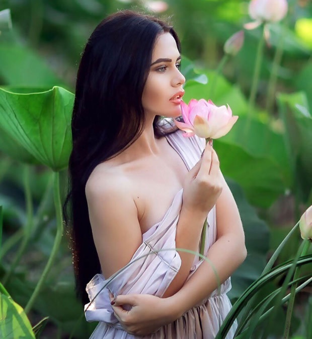 Mẫu Nga bị phạt vì ảnh gợi cảm bên hoa sen ảnh 2 Mau Nga bi phat vi anh goi cam ben hoa sen anh 2