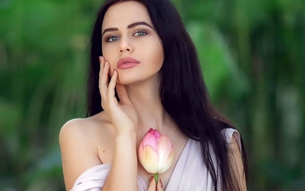 Nguoi dep Nga bi phat vi chup anh goi cam ben hoa sen quy hinh anh