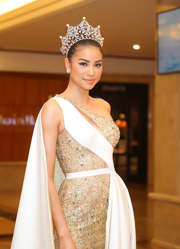 Pham Huong chinh vay cho Mau Thuy anh 3