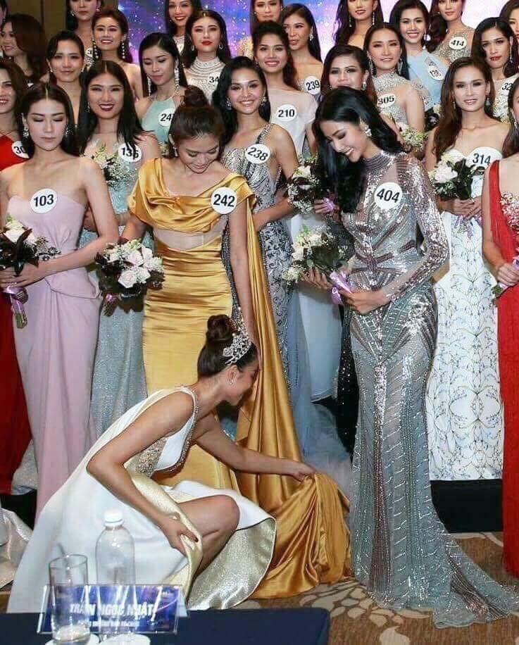 Pham Huong chinh vay cho Mau Thuy anh 2