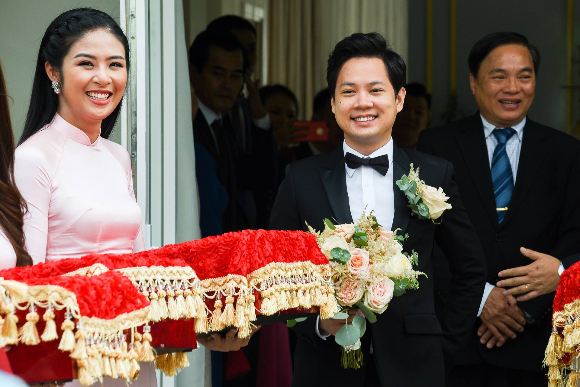 Ngọc Hân rạng rỡ khi nhận hoa cưới Thu Thảo ảnh 2 Ngoc Han rang ro khi nhan hoa cuoi Thu Thao anh 2