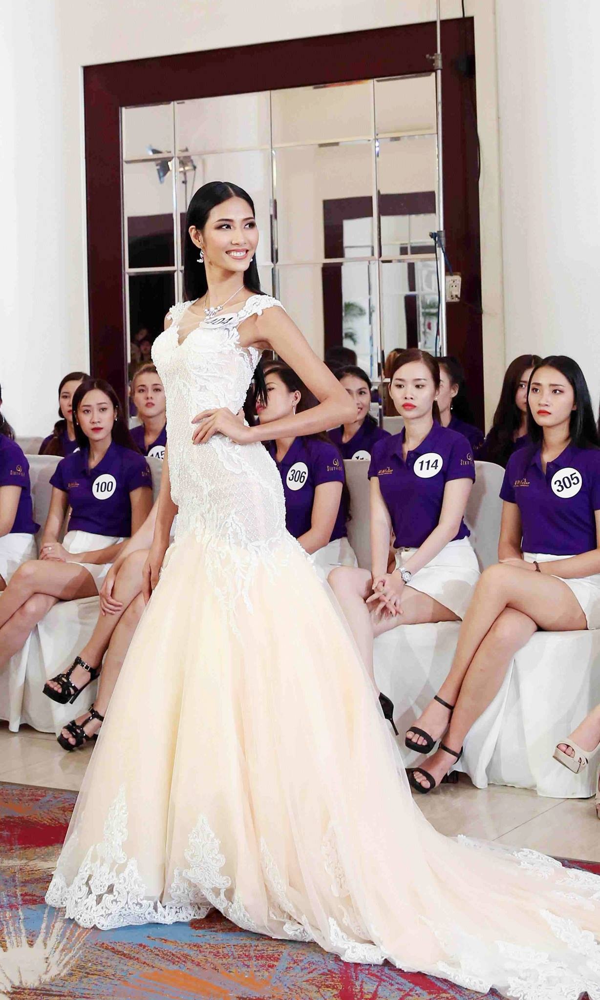 Hoàng Thùy hát tại Hoa hậu Hoàn vũ ảnh 2 Hoang Thuy hat tai Hoa hau Hoan vu anh 2