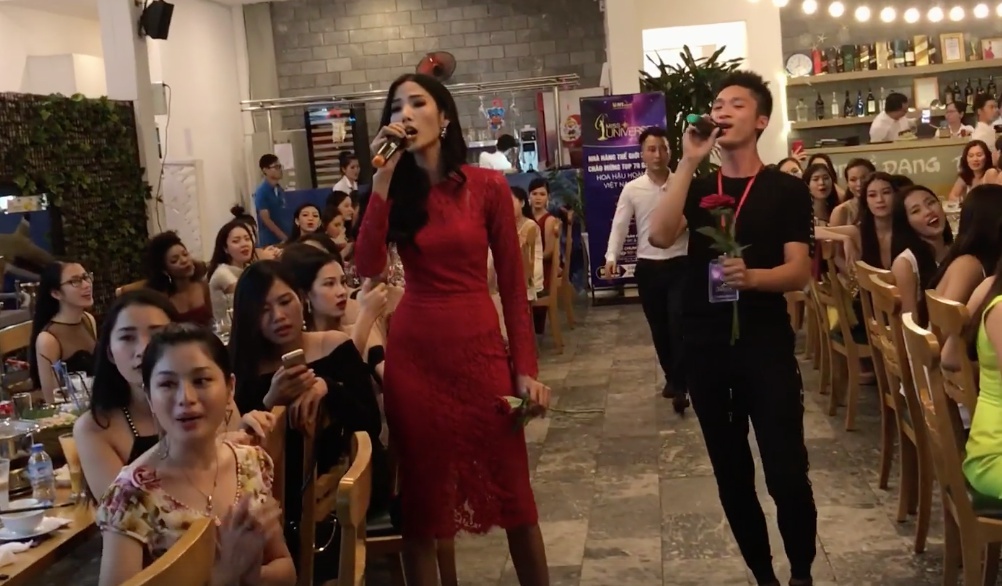 Hoang Thuy hat 'Cam on tinh yeu' hinh anh