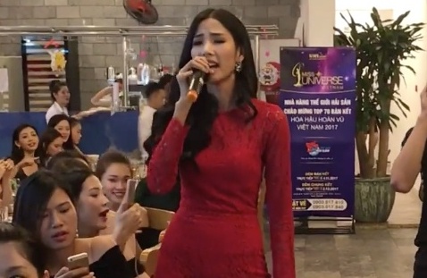Hoang Thuy khoe giong hat tai Hoa hau Hoan vu hinh anh