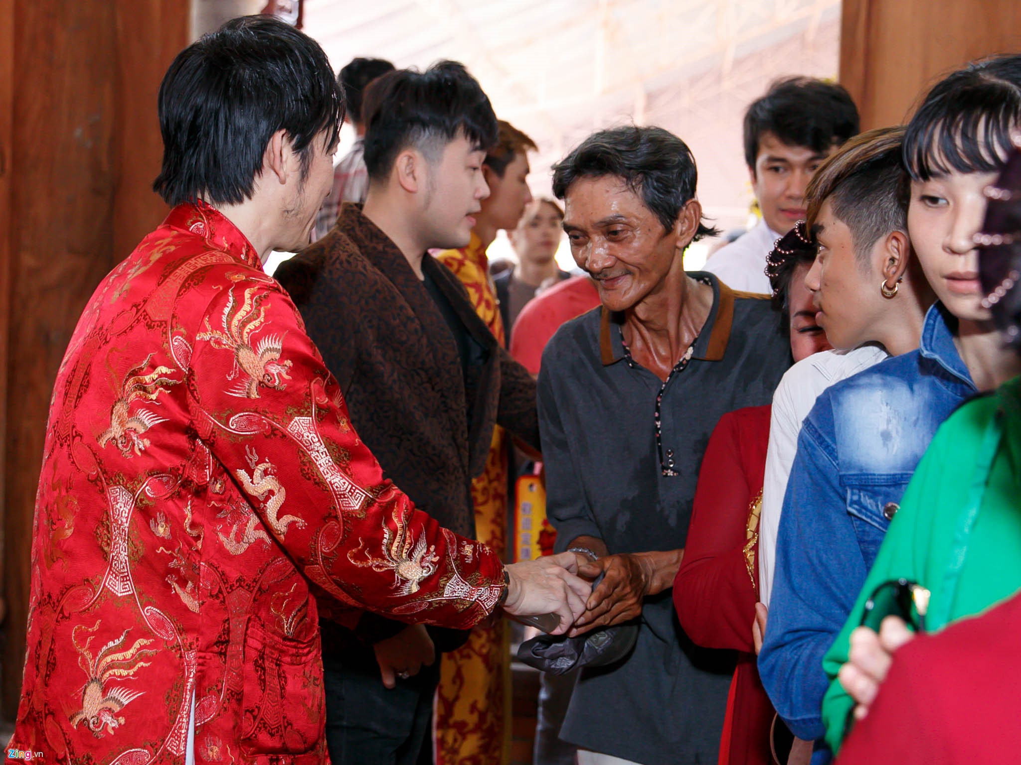 Nghe si Hoai Linh len tieng ve thong tin 'loan nha anh 1