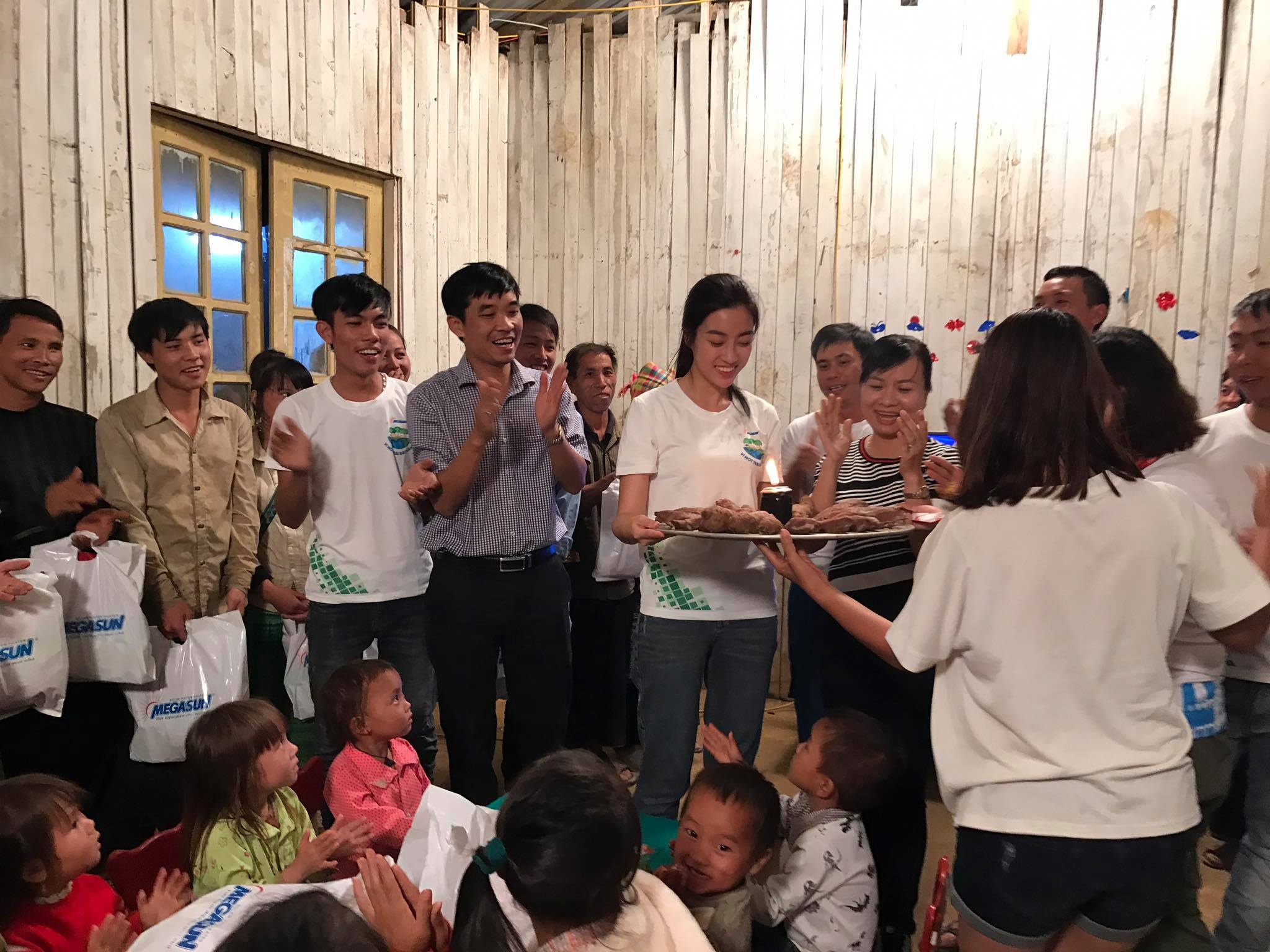 Hoa hau My Linh sinh nhat o Yen Bai anh 2