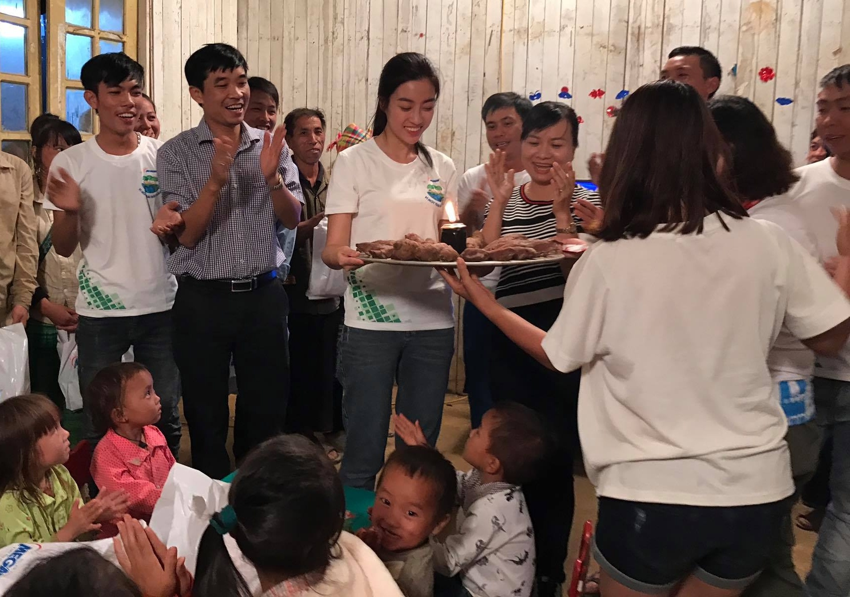 Hoa hau My Linh don sinh nhat ben ba con vung lu Yen Bai hinh anh