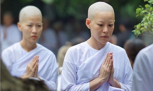 Ca si, dien vien Thai Lan xuong toc tu hanh de tuong nho nha vua hinh anh