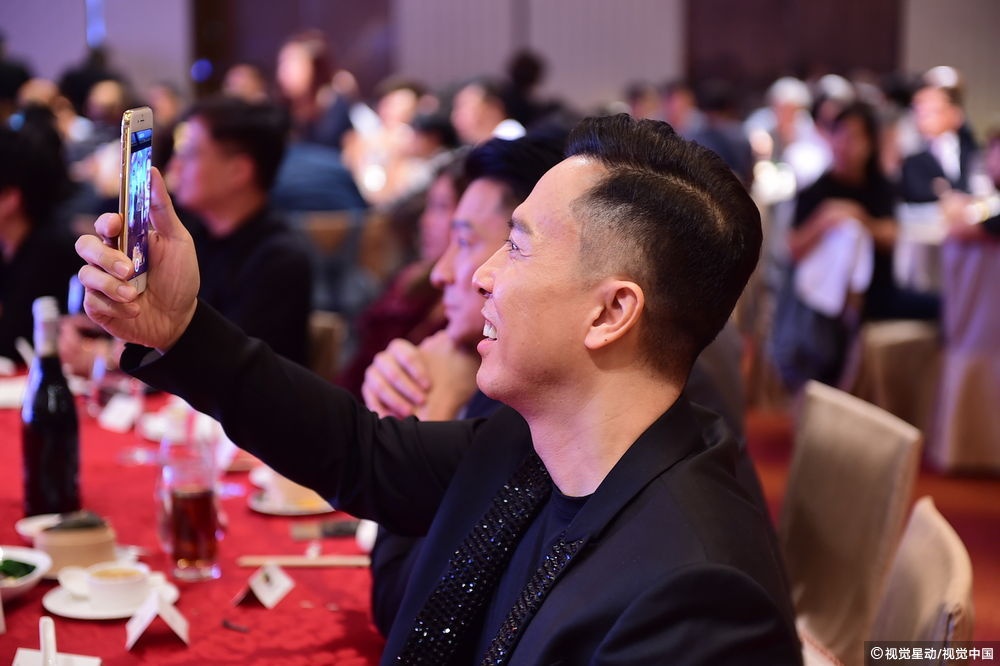 Thiên vương Lưu Đức Hoa hết tuổi để đóng cảnh yêu ảnh 3 Thien vuong Luu Duc Hoa het tuoi de dong canh yeu anh 3