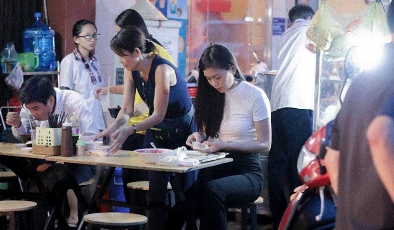 Mau Thuy phu me ban sup o quan via he Sai Gon hinh anh