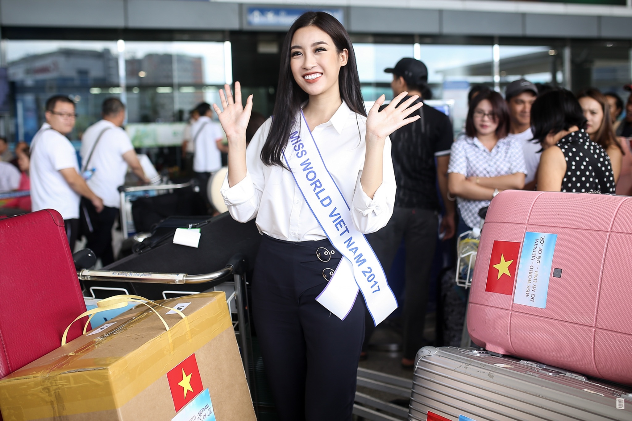Hoa hau My Linh tuoi tan truoc gio sang Trung Quoc thi Miss World 2017 hinh anh