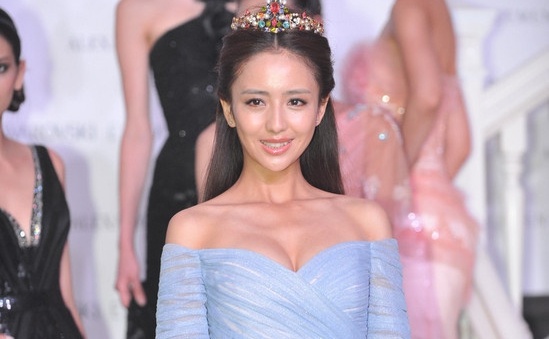 Sao nu 'Cung toa tam ngoc' be bang khi co cuoi tai tu dao hoa hinh anh