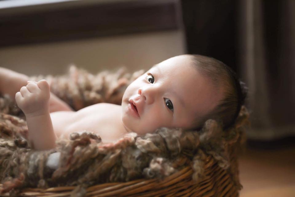 Hoa hau Ban sac Viet Thu Ngan sinh con anh 1