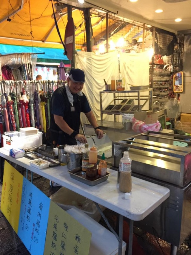 Anh trai Lâm Chí Dĩnh bán hàng vỉa hè ảnh 3 Anh trai Lam Chi Dinh ban hang via he anh 3