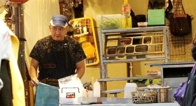 Anh trai Lâm Chí Dĩnh bán hàng vỉa hè ảnh 2 Anh trai Lam Chi Dinh ban hang via he anh 2