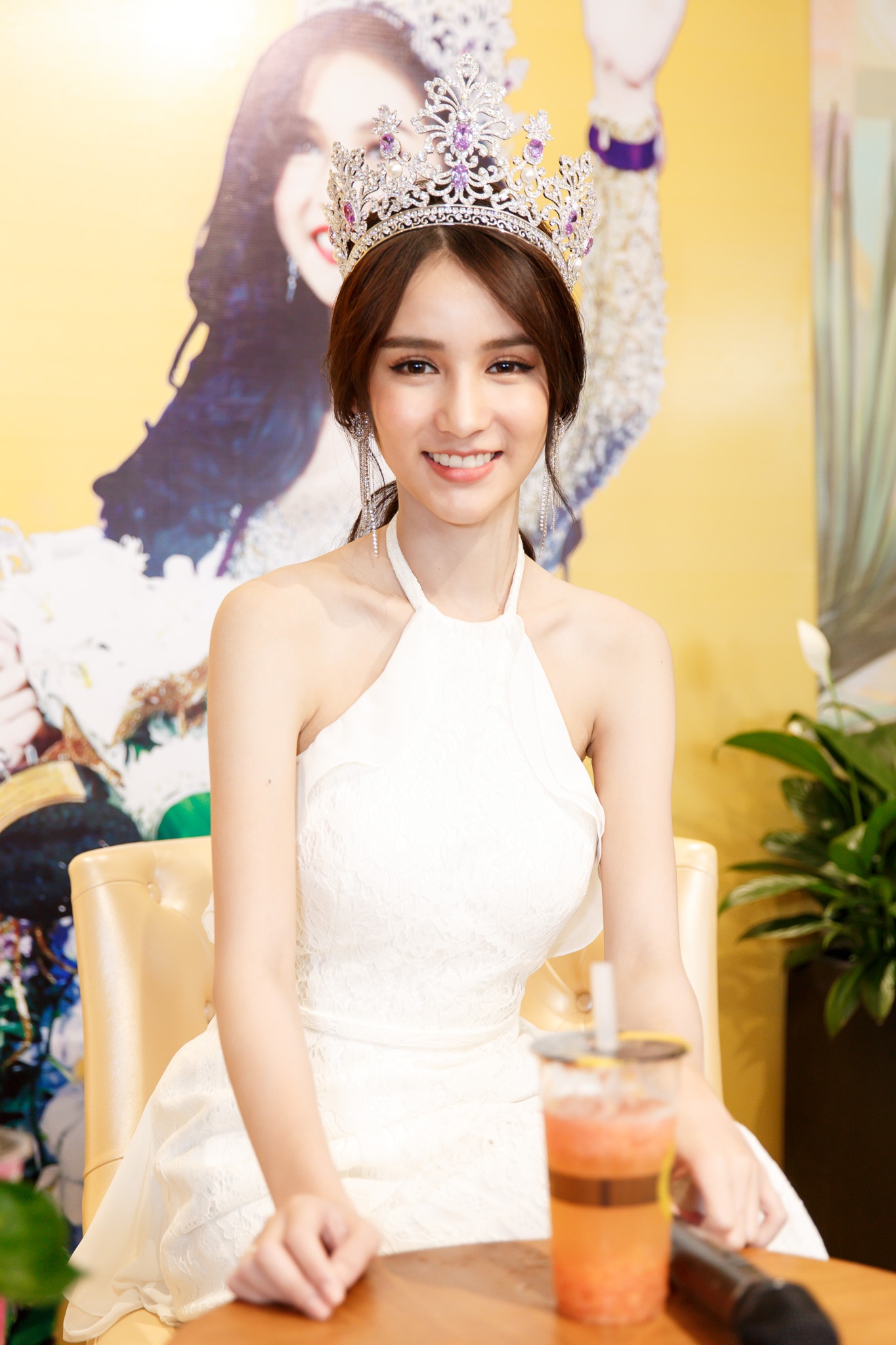 Hoa hậu chuyển giới Thái Lan Yoshi đến Việt Nam ảnh 1 Hoa hau chuyen gioi Thai Lan Yoshi den Viet Nam anh 1