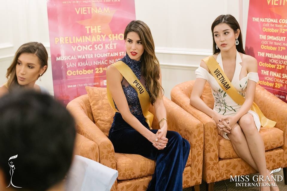 Huyền My không đến chúc mừng hoa hậu ảnh 2 Huyen My khong den chuc mung hoa hau anh 2