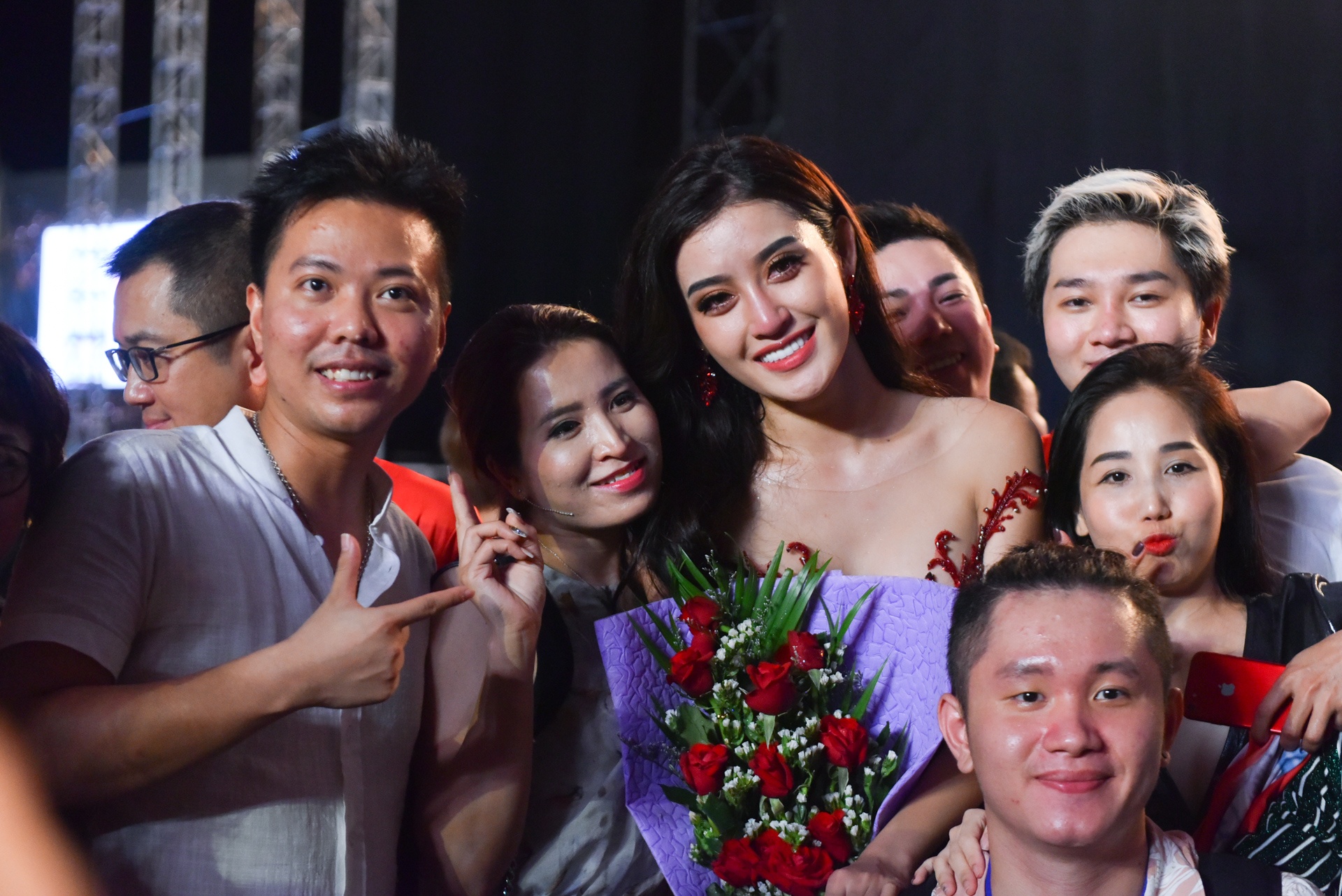 Huyen My khoc nuc no khong den chuc mung Hoa hau anh 9