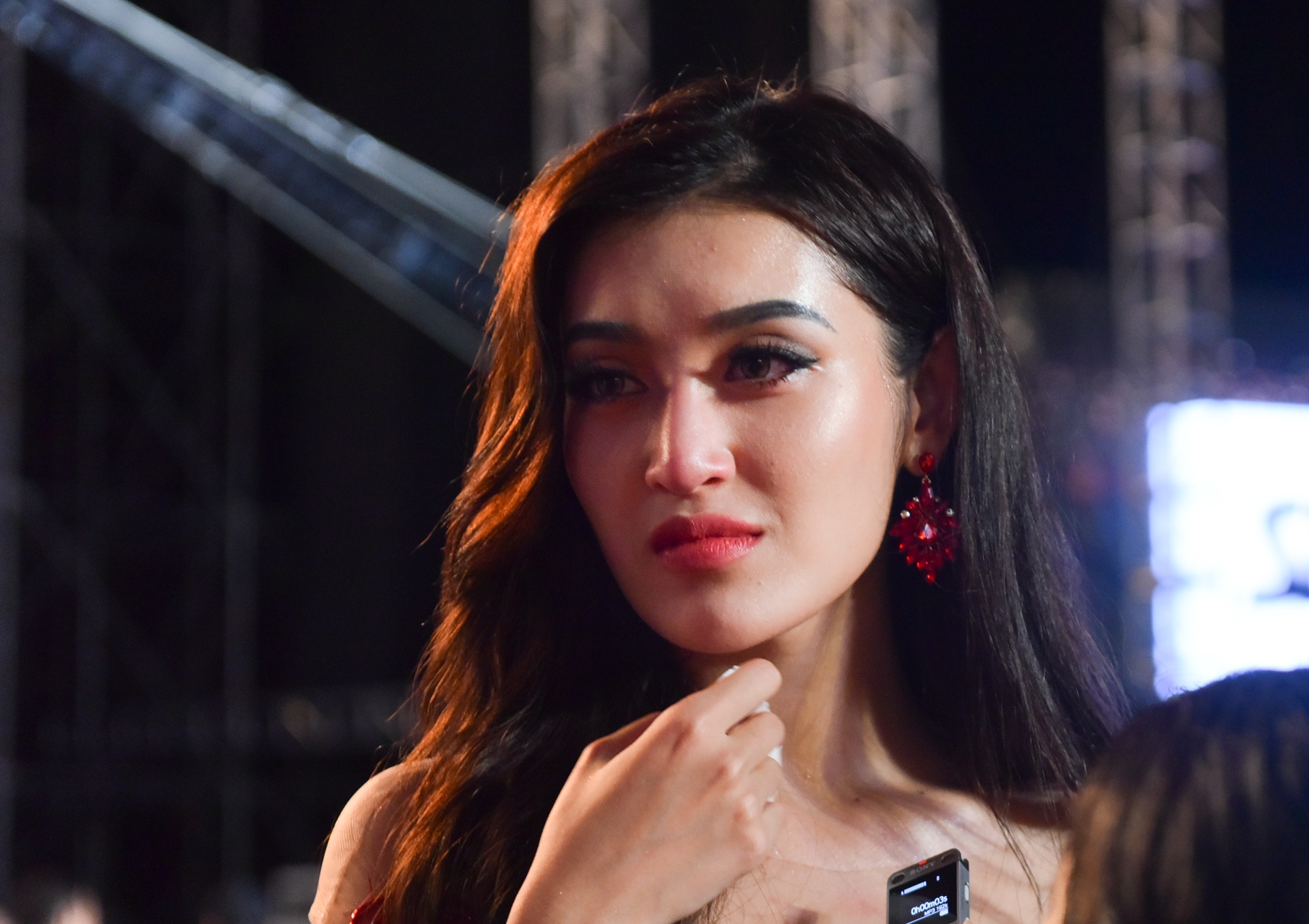 Huyen My khoc nuc no khong den chuc mung Hoa hau anh 4