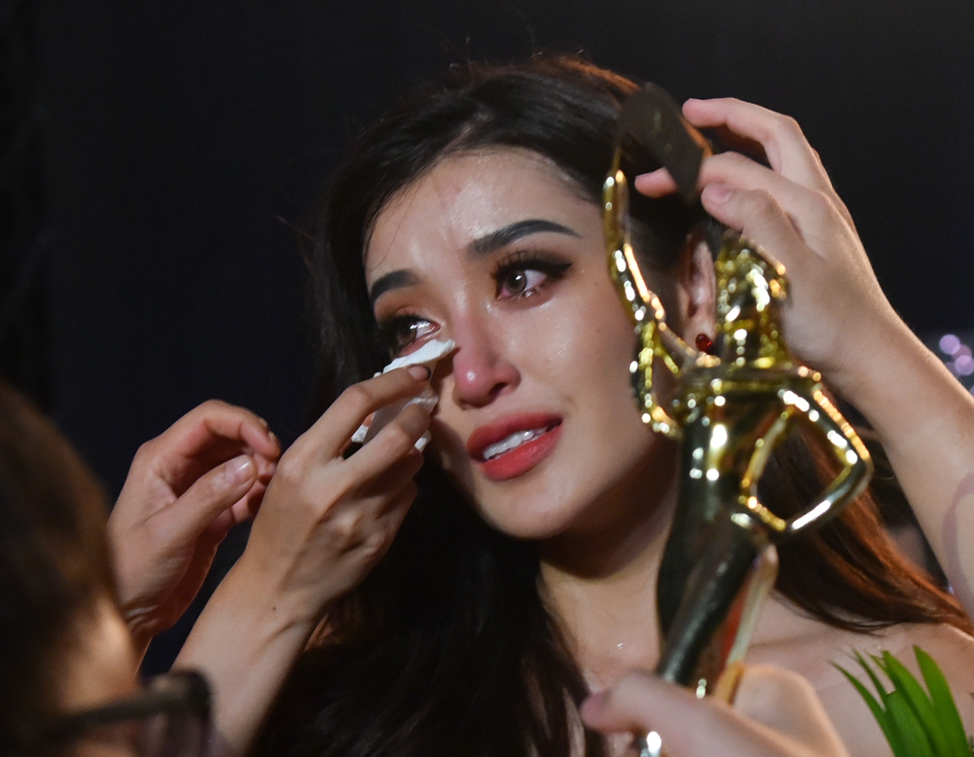 Huyen My khoc nuc no, khong den chuc mung tan hoa hau hinh anh