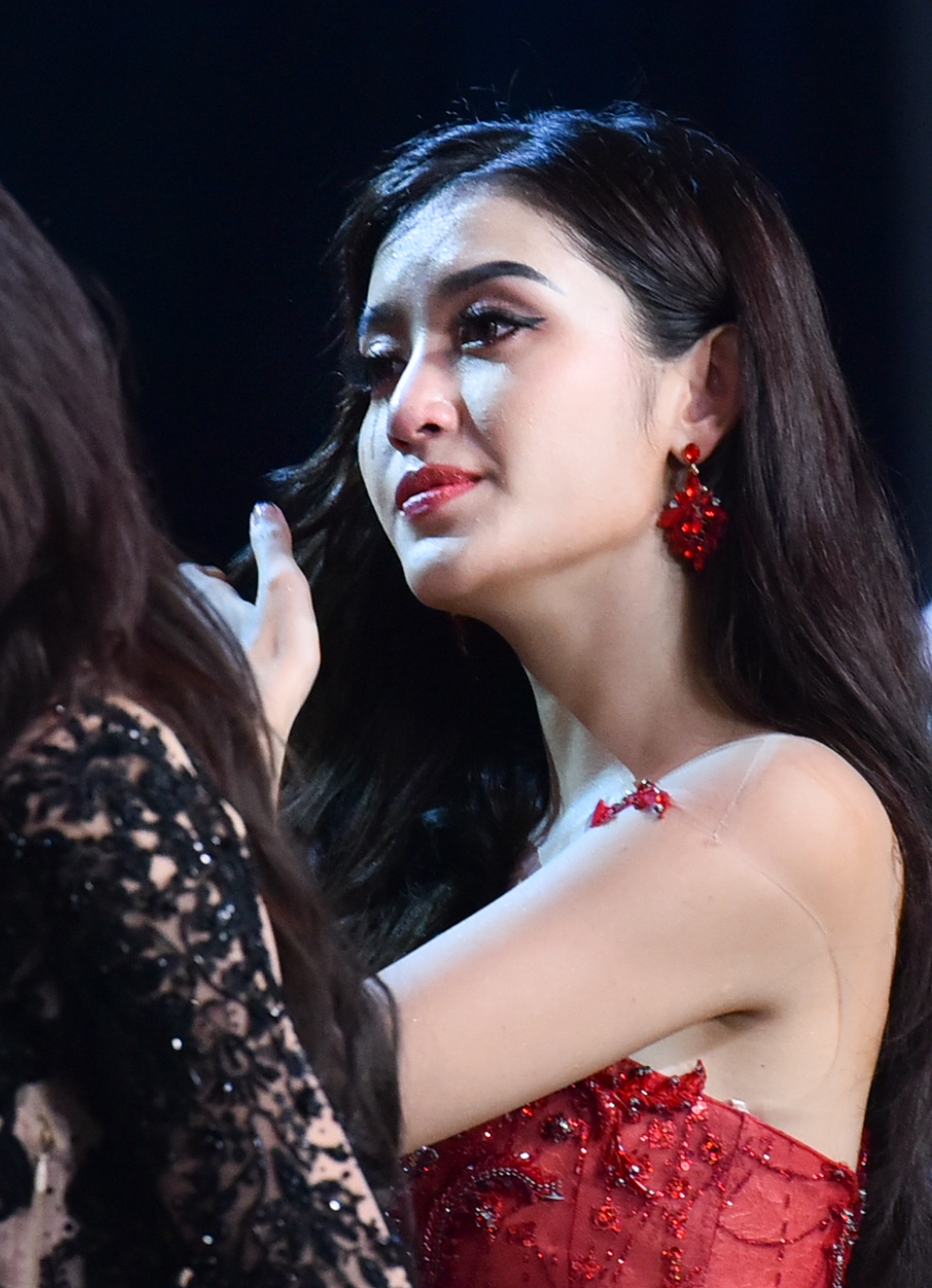 Huyen My khoc nuc no khong den chuc mung Hoa hau anh 2