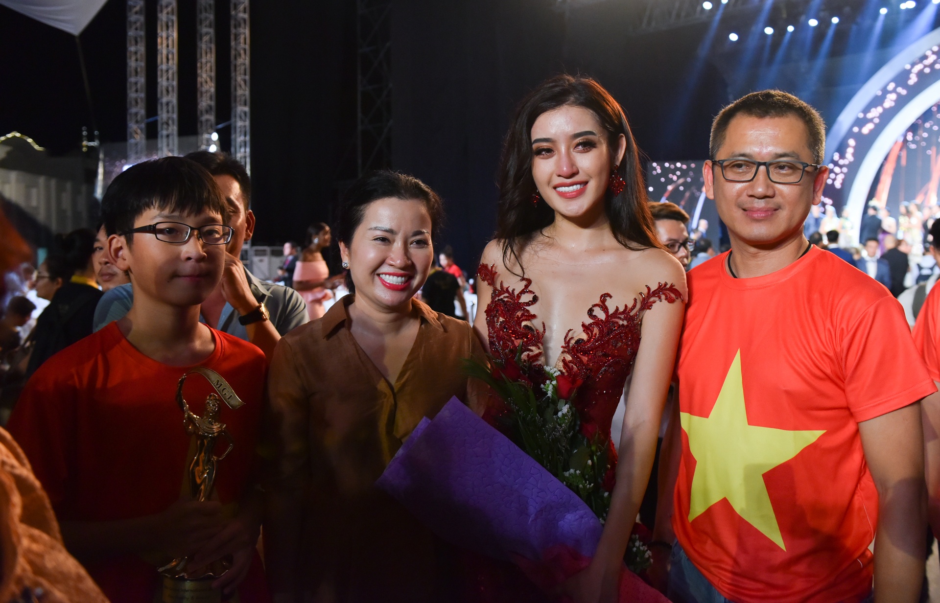 Huyen My khoc nuc no khong den chuc mung Hoa hau anh 10