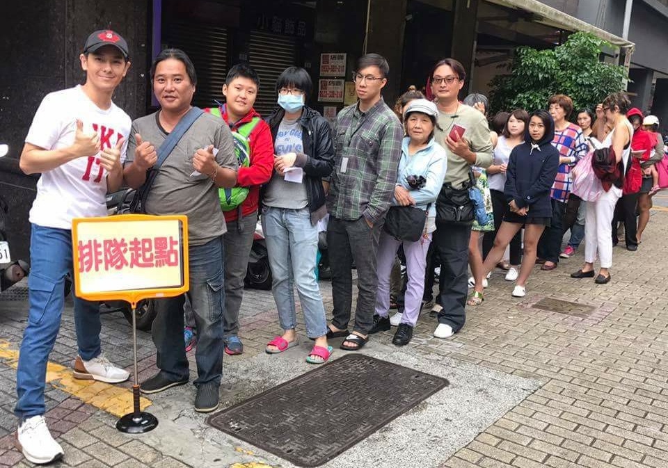 Dan Dai Loan xep hang mua banh cuon via he cua anh trai Lam Chi Dinh hinh anh