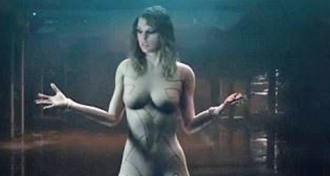 Taylor Swift len tieng ve viec mac nhu khong trong MV hinh anh