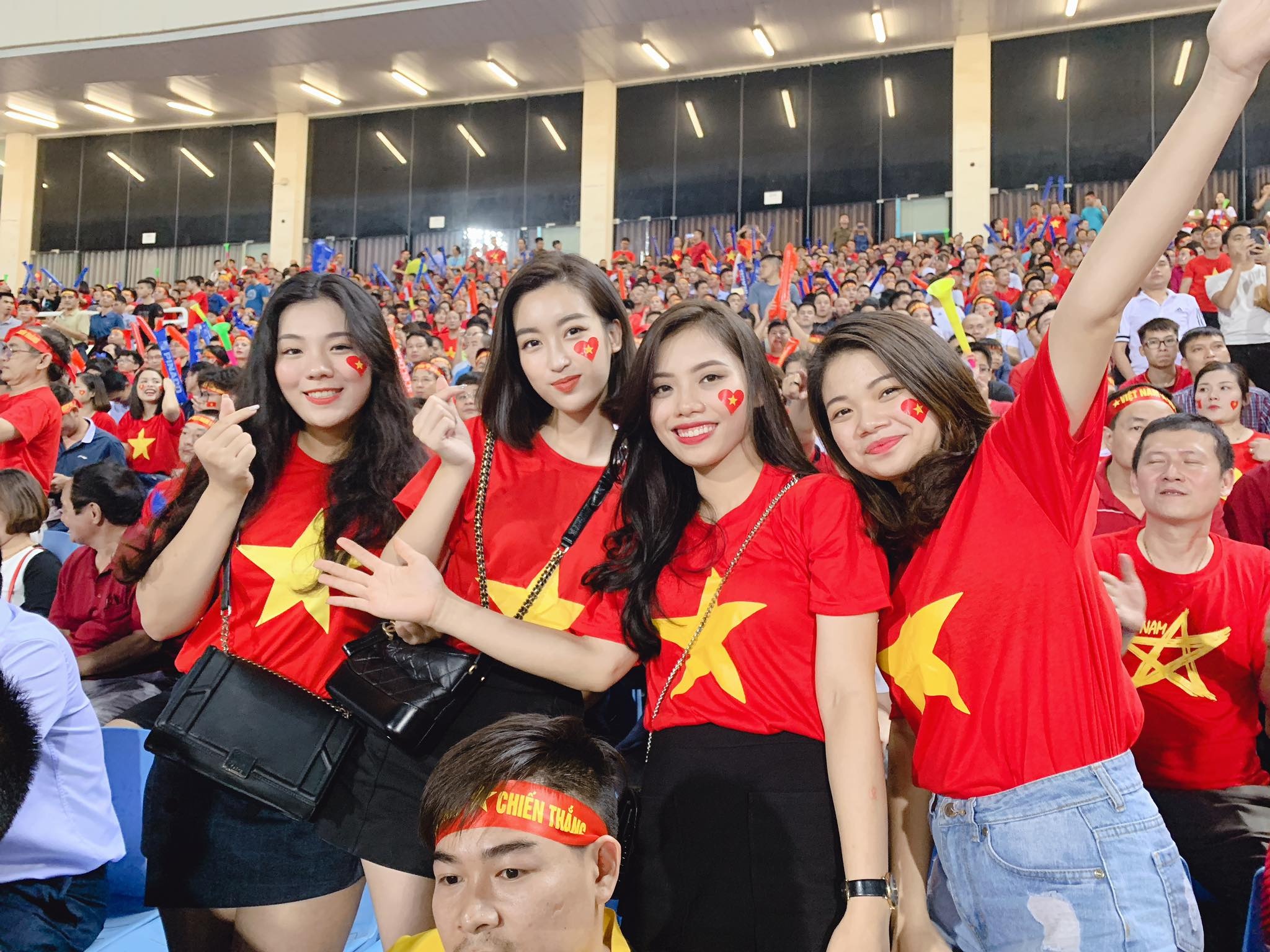 Sao Việt mừng khi Việt Nam vào chung kết AFF Cup ảnh 6 Sao Viet mung khi Viet Nam vao chung ket AFF Cup anh 6