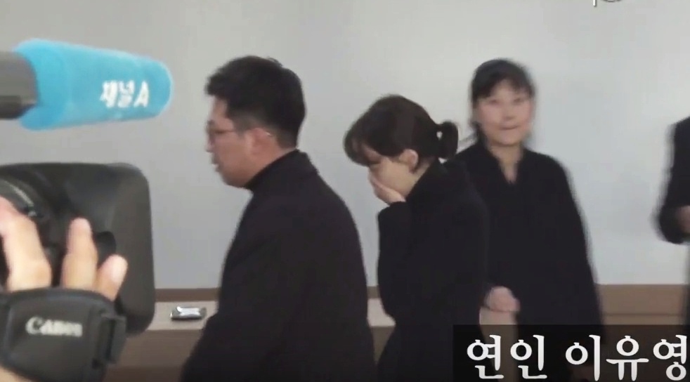 Ban gai khoc nuc no khi nhieu nghe si den vieng Kim Joo Hyuk hinh anh