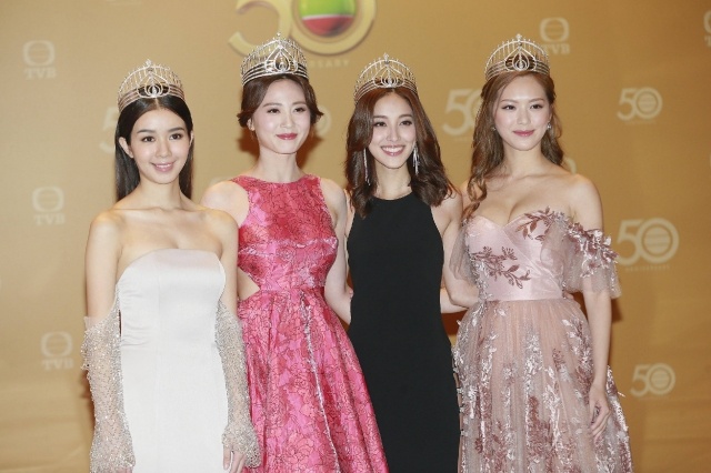 Hoa hau Hong Kong gay tranh cai ve trang phuc anh 4