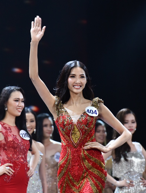 Diện đồ bó sát,  thí sinh Hoa hậu Hoàn vũ liên tục  ảnh 4 Dien do bo sat,  thi sinh Hoa hau Hoan vu lien tuc anh 4