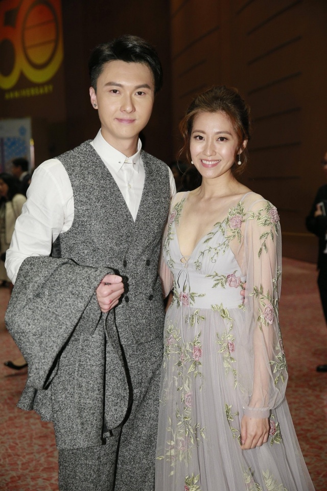 Hoa hau Hong Kong gay tranh cai ve trang phuc anh 5