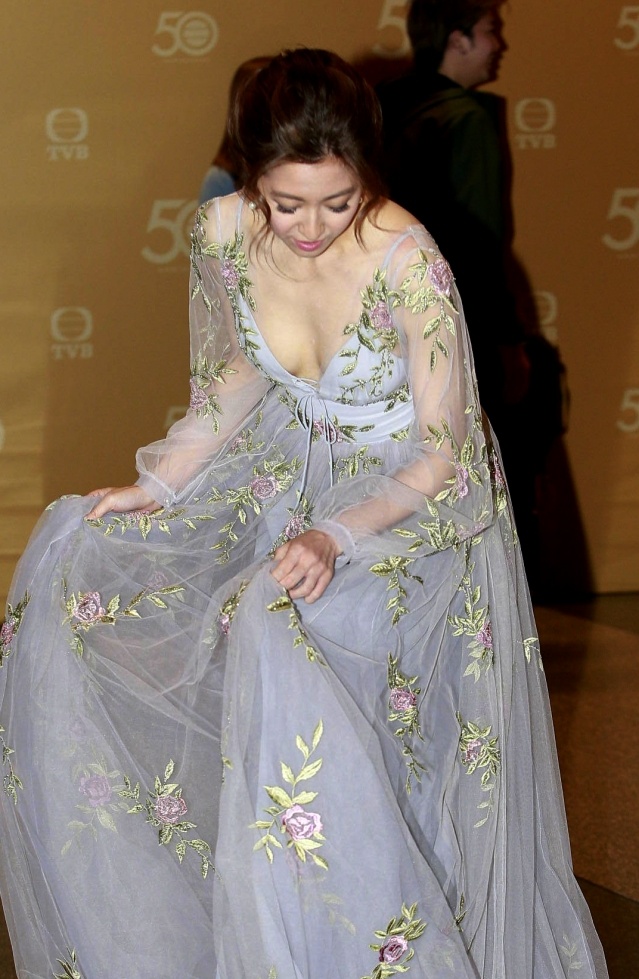 Hoa hau Hong Kong gay tranh cai ve trang phuc anh 6